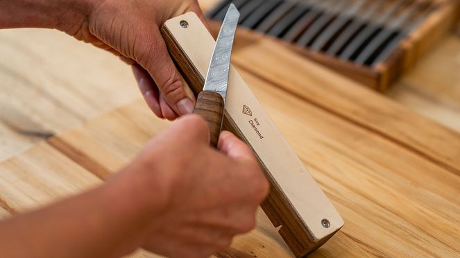 
                    Taschenmesser Volldamast Diamant Abziehen mit Diamant-Leder des sknife Schleifgeräts