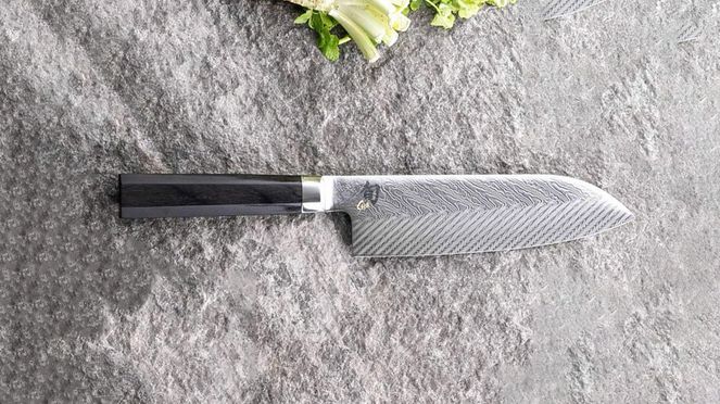 
                    Dual Core Santoku mit kunstvoll gestaltetem, strahlenförmigem Muster der Damaszener Lagen