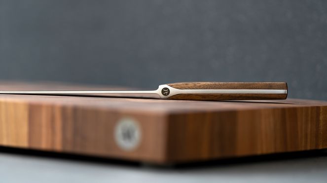 
                    Caminada Schinkenmesser mit Holzscheide auf Caminada Hackblock