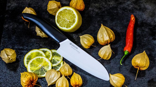 
                    Kyocera Santoku Keramikmesser zum Schneiden von Früchten