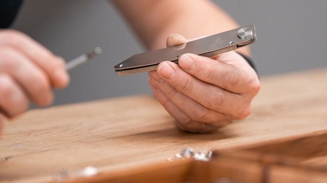 
                    Couteau de poche damas carbone/or forgé avec soin dans l'Emmental et fini à Bienne en plusieurs étapes