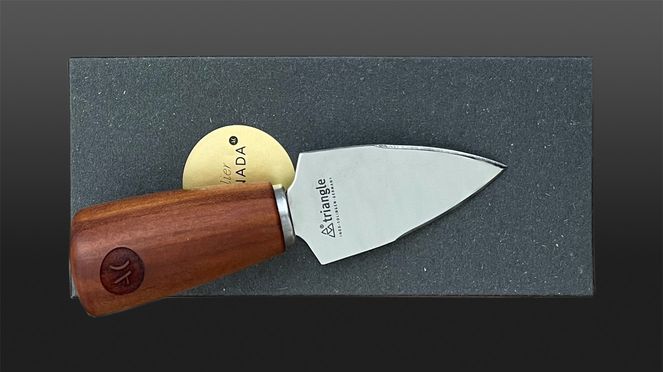 
                    Caminada Parmesanmesser mit Logo des Spitzenkochs