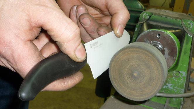 
                    Kyocera Santoku Keramikmesser beim Nachschärfen
