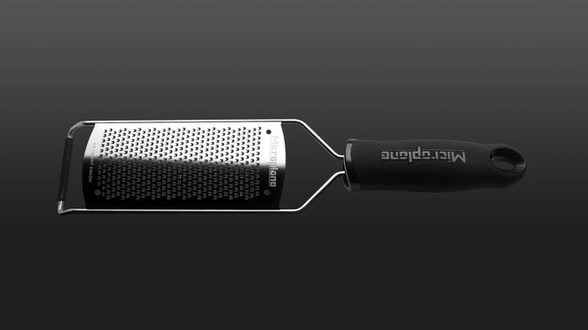 
                    La râpe fine Microplane possède un manche ergonomique.