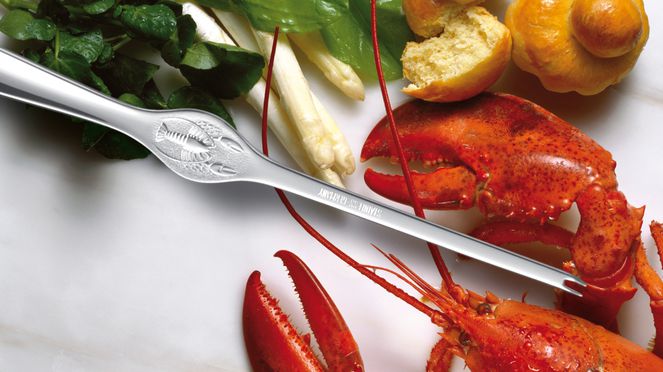 
                    La fourchette à homard triangle® est un ustensile naturel