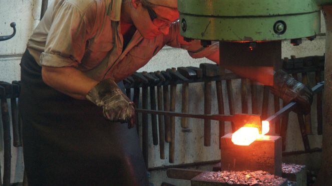 
                    Damast Schinkenmesser in der Schmiede in Solingen