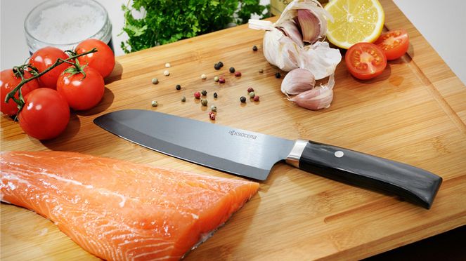 
                    Il Kyocera Black Santoku con la lama di ceramica