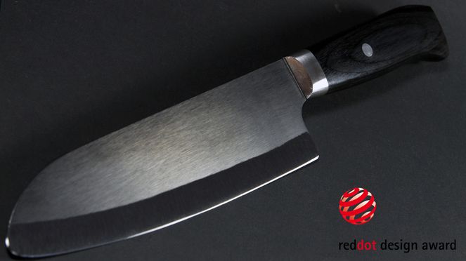 
                    Das Kyocera Black Santoku Keramikmesser mit einem Griff aus Pakkaholz