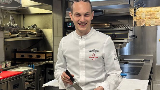 
                    Outils de chef par Danny Khezzar avec un Kiritsuke Kaname de sa collection Kai par Danny Khezzar