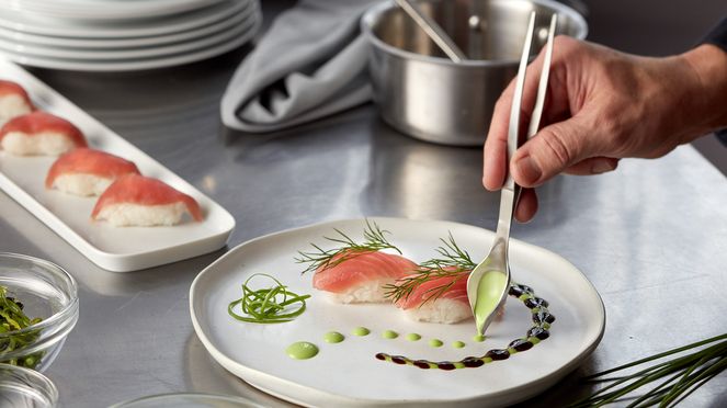 
                    Innovative decorating tweezers with a specially shaped spoon: designed for the precise placement of liquid ingredients
