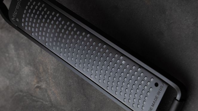 
                    Black Sheep Zester, eine der beiden Microplane Reiben des Caminada Geschenksets