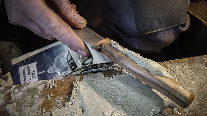 
                    Couteau à fromage de chèvre avec manche en bois de prunier: appliquer la pâte à polir