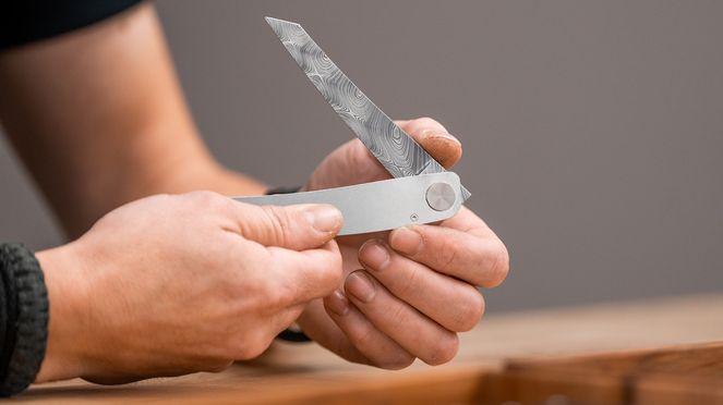 
                    Taschenmesser Volldamast goldfarbig der Messermanufaktur sknife in Biel