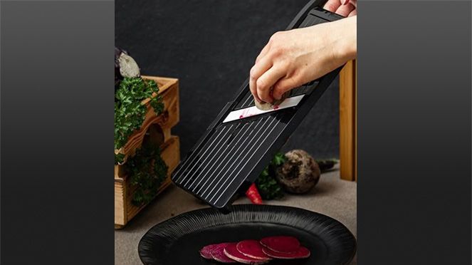 
                    Mandoline Kyocera aussi idéal pour raper la betterave rouge