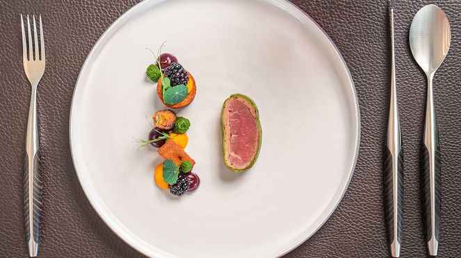 
                    Steakbesteck mit Löffel Esche: ein Designbesteck auf dem Tisch