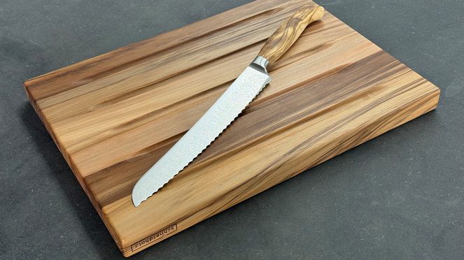 
                    Brot-/Käsebrett mit Wok Brotmesser: ein perfektes Duo