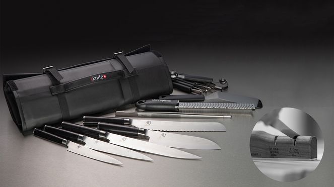 
                    Mallette à couteaux Shun avec des couteaux Shun, l'affûteur sknife et des ustensils de cuisine