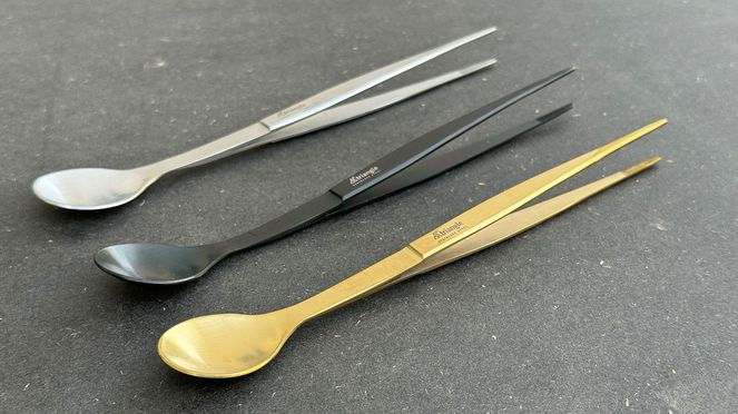 
                    Probierlöffel goldfarben mit anderen Varianten des triangle Probierlöffels