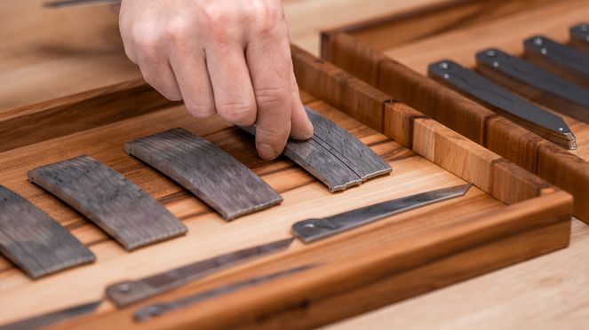 
                    Taschenmesser Volldamast goldfarbig: aufwendige Montage in Handarbeit