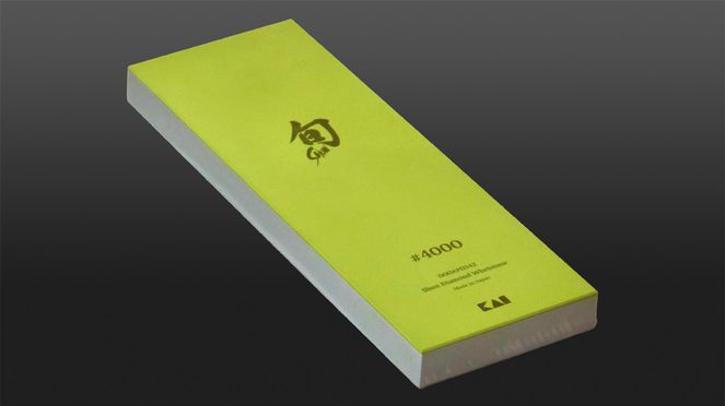 
                    Pierre à aiguiser diamantée 4’000 pour d'obtenir un tranchant extrême, légèrement supérieur à celui d'un couteau neuf (grain 3’000)