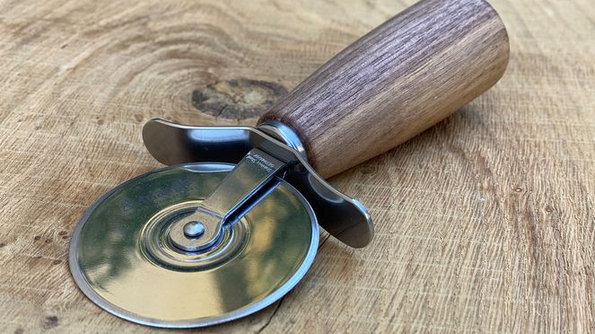 
                    triangle® Pizzaschneider mit PEFC-zertifiziertem Nussbaumgriff