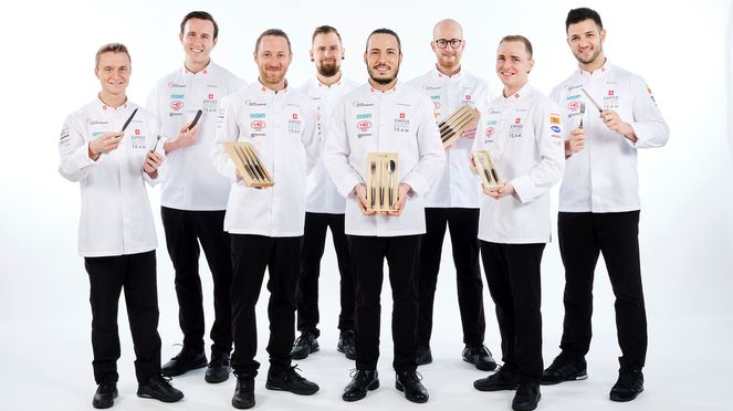 
                    Cutlery set walnut 4 pieces from sknife, official supplier of the Swiss Culinary National team