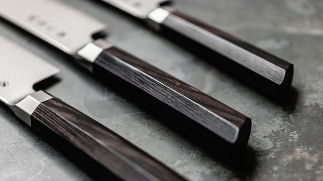 
                    Kaname Kiritsuke 12 cm mit schwarz-gemasertem Pakkaholz-Griff