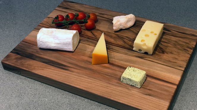 
                    Brot-/Käsebrett zur Präsentation von Käsevariationen