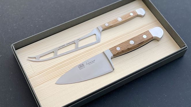 
                    Il set coltelli per formaggio Güde con manici di legno di quercia