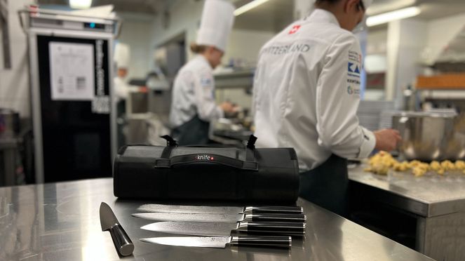 
                    Messertasche Shun mit Schleifgerät im Einsatz bei der Schweizer Juniorenkochnati
