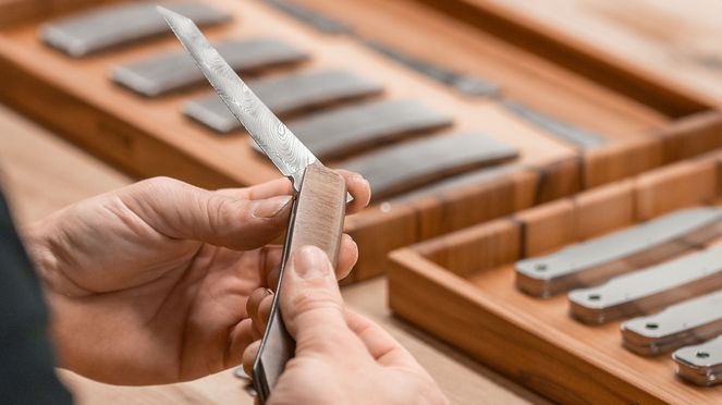 
                    Damast Taschenmesser aus rostfreiem Torsionsdamast lässt sich federleicht öffnen