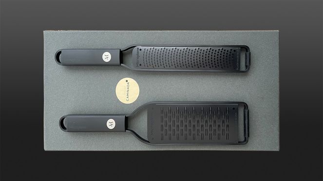 
                    Caminada Geschenkset mit Black Sheep Zester und 2-Wege-Schneide Reibe von Microplane® Logo des Spitzenkochs