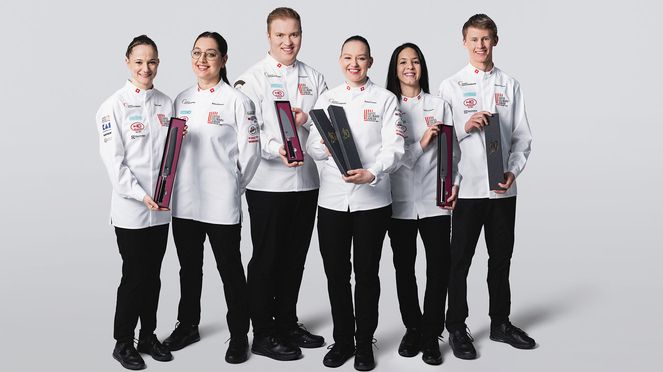 
                    Shun Classic Red Santoku von Kai, Partner der Schweizer Juniorenkochnationalmannschaft