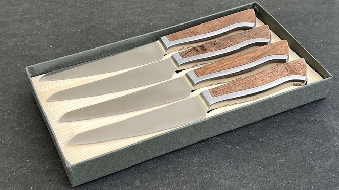 
                    Caminada Steakmesserset verzahnt in hochwertiger, nachhaltiger Verpackung