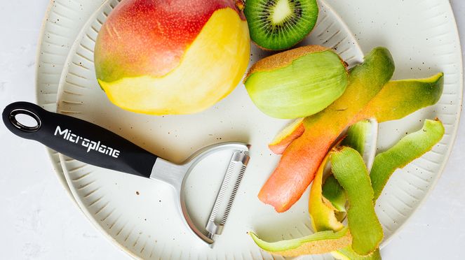 
                    Profi Y-Schäler gezahnt von Microplane zum Schälen von Kiwis oder Mangos