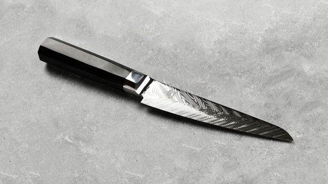 
                    Dual Core utility knife with highly polished blade