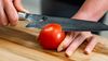 
                    Präzisionsschleifgerät mit Diamantleder für Rasiermesserschärfe: perfekter Schnitt durch Tomate