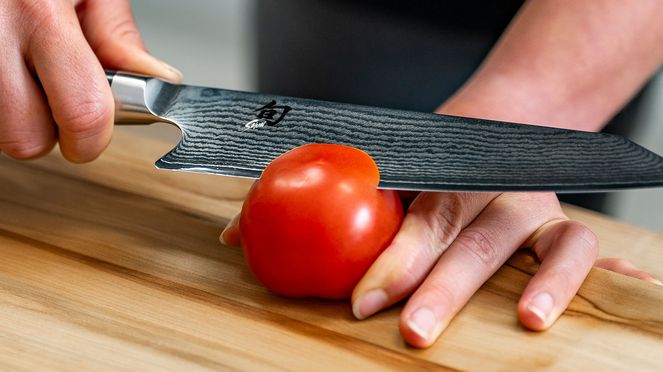 
                    Präzisionsschleifgerät mit Diamantleder für Rasiermesserschärfe: perfekter Schnitt durch Tomate
