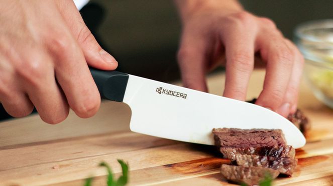 
                    Santoku gross Chowa garantiert lange Schärfe und hohe Flexibilität