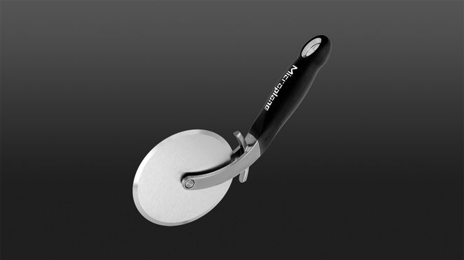 
                    Free-running stainless steel blade of the professional pizza cutter: razor-sharp as known from Microplane® graters