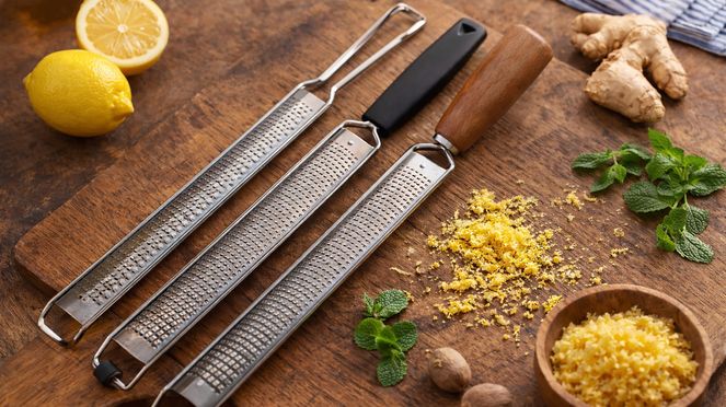 
                    Râpe à zester prunier: fabriquée par photogravure en acier inoxydable en en bois de prunier certifié FSC®