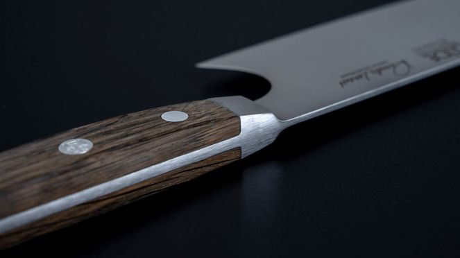 
                    Das Güde Kiritsuke ist mit über 40 manuellen Arbeitsschritten individuell handgefertigt