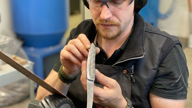 
                    Taschenmesser Volldamast Diamant mit Messerschmied Timo Müller