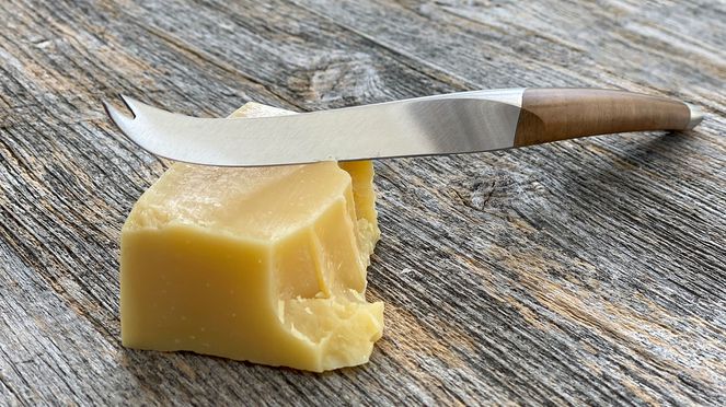 
                    couteau à fromage avec manche en bois de noyer et fromage dur