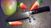 
                    Le Santoku Black Kyocera avec des fruits